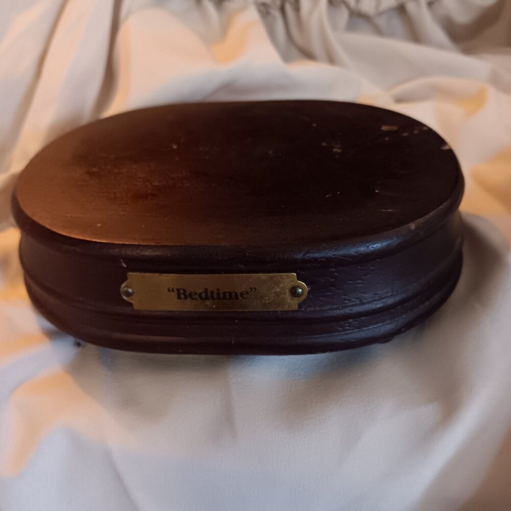 Vintage Oak Music Box Wooden Display Stand - Sanyo Lullaby and Goodnight LQQK!!